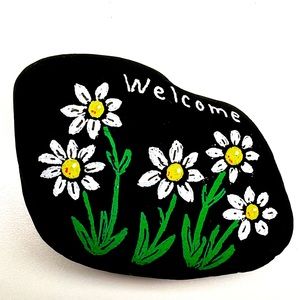 Hand painted WELCOME Rock with daisies